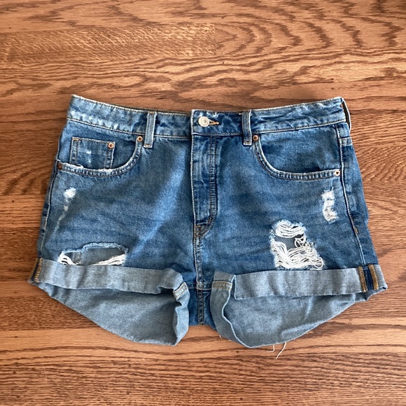 H&M Divided Distressed High Rise Mom Jean Short - Picture 2 of 5